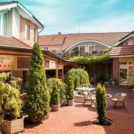 Hotel Banderium โคมาร์โน ภายนอก รูปภาพ